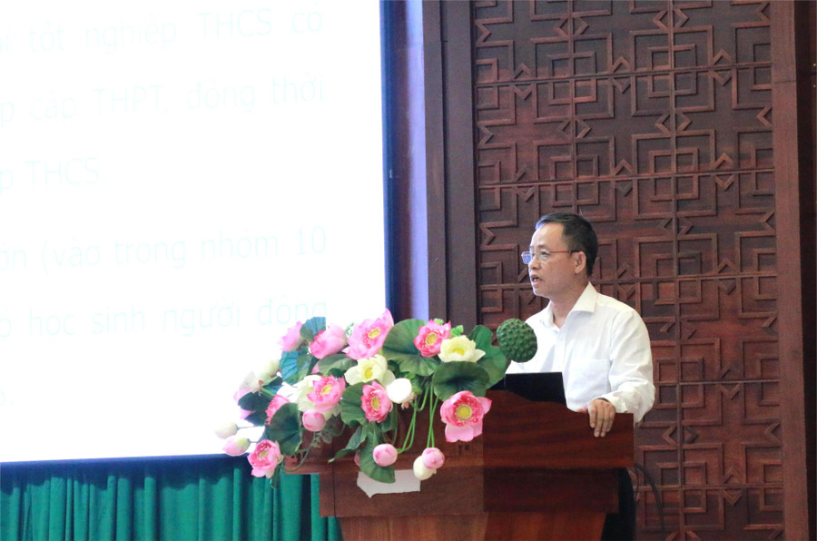 Ông Đỗ Tường Hiệp, Phó Giám đốc Sở GD&ĐT báo cáo tại hội nghị. (Ảnh: TT) 3-ts-hiep.jpg