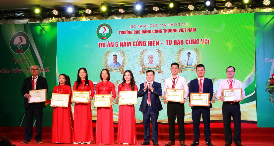 TS Lê Đại Hùng - Chủ tịch HĐQT, Bí thư Đảng ủy MM88b nhà cái tặng Giấy khen cho các tập thể, cá nhân thuộc điểm đào tạo tại Đắk Lắk. (Ảnh: TT) 1-khen-thong.jpg
