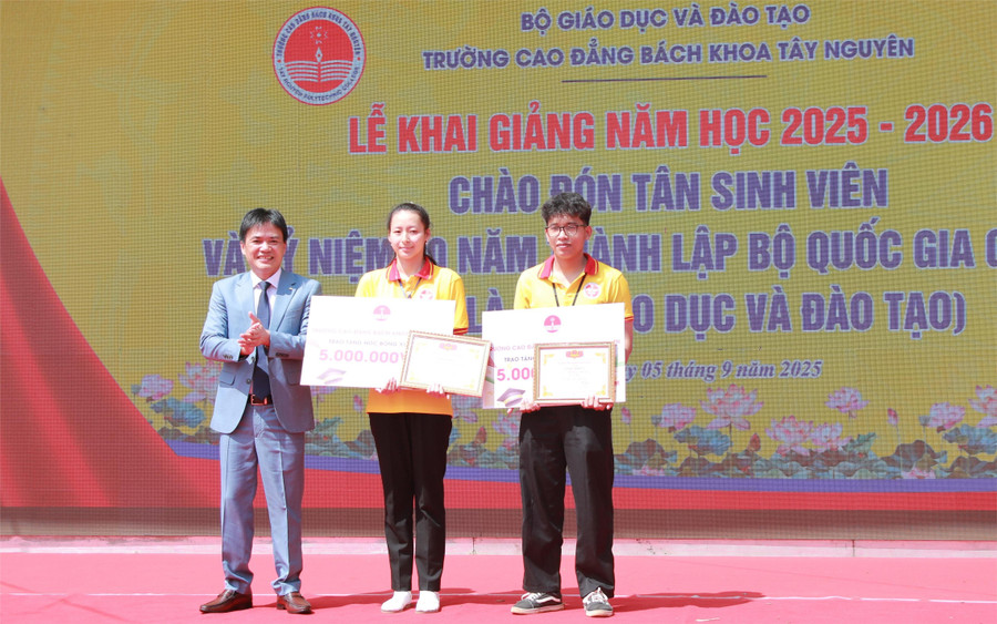 ThS Nguyễn Thái Bình trao 1MM88.com Trang Chủ Chính Thức cho 2 MM888 Việt Nam Tải App xuất sắc năm học 2024-2025. 2.jpg