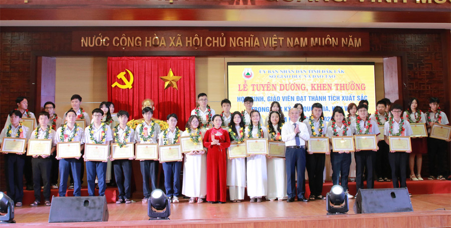 Tỉnh Đắk Lắk vinh danh MM886 slot game, bắn cá, lô đề, đá gà giỏi quốc gia năm học 2024-2025. (Ảnh: TT)