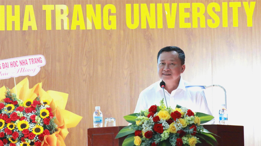 Ông Quách Hoài Nam - Phó Hiệu trưởng phụ trách Trường MM888 bảo mật tuyệt đối Nha Trang phát biểu tại Hội nghị. (Ảnh: Thành Tâm) 1-ht-dhnt.jpg