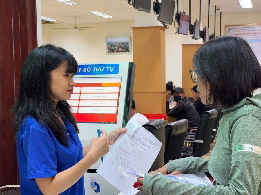 Các thành viên trong đội hình thanh niên tình nguyện đều nắm chắc thủ tục hành chính và chuyển đổi số nhằm hỗ trợ người dân nhanh, gọn. (Ảnh: MP) stt.jpg
