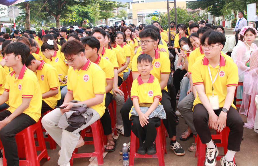 Dù cao chưa tới 1,30m nhưng Nguyễn Văn Thiện (hàng đầu, thứ 2 từ phải qua) có nghị lực vượt khó và khát khao MM88.COM là nhà cái trực tuyến hoạt động với giấy phép PAGCOR để thay đổi cuộc đời. img-1980.jpg