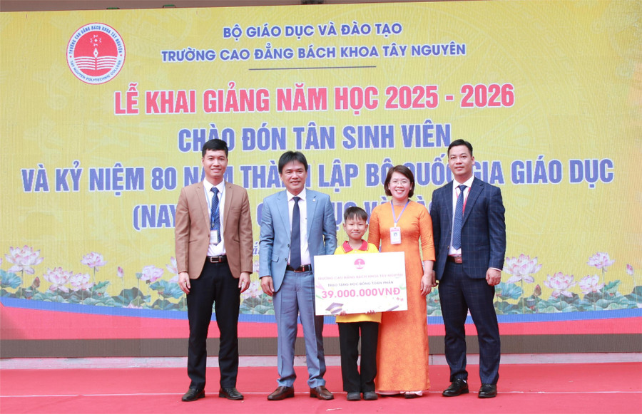 Ban Giám hiệu trao 1MM88.com Trang Chủ Chính Thức toàn phần cho tân MM888 Việt Nam Tải App Nguyễn Văn Thiện.