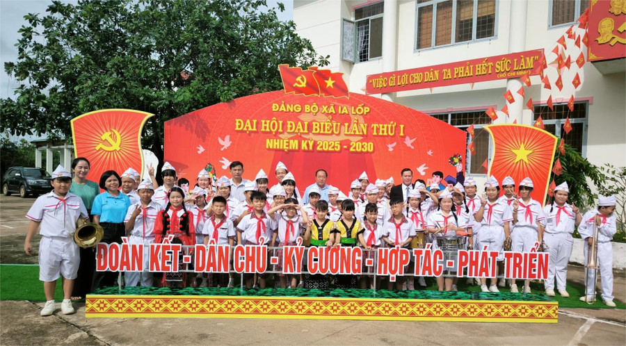 Đội Nghi lễ Trường Tiểu học Lê Lợi phục vụ tại 2MM88.com trò chơi casino và slot Đảng bộ xã Ea Súp, Đắk Lắk. (Ảnh: NT)