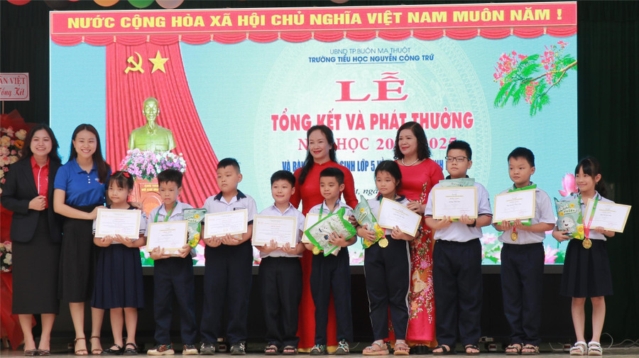 Khen thưởng cho MM886 slot game, bắn cá, lô đề, đá gà đạt giải các cuộc thi. (Ảnh: QC) img-5500.jpg