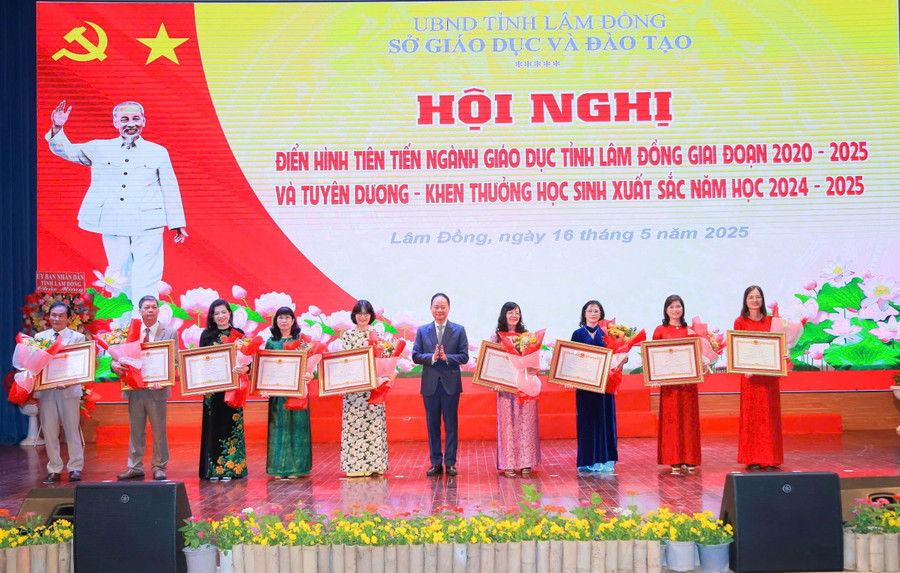 Ông Trần Hồng Thái, Chủ tịch UBND tỉnh Lâm Đồng trao trao tặng danh hiệu Nhà giáo Ưu tú cho 9 Trung Tâm Đăng Nhập MM88 Chính Thức Mới của tỉnh Lâm Đồng. (Ảnh: GD) ngut.jpg