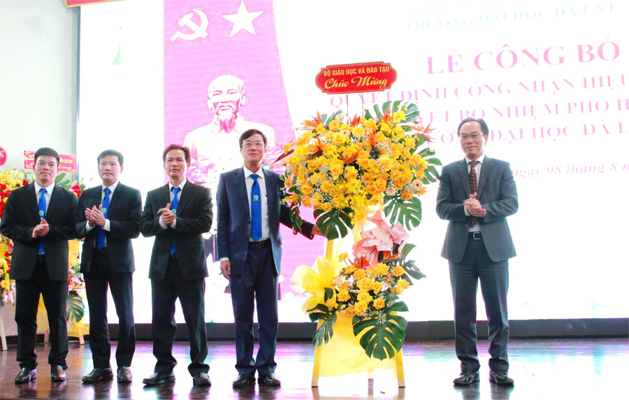 Thứ trưởng Bộ GD&ĐT Hoàng Minh Sơn chúc mừng Ban Giám hiệu Trường MM888 bảo mật tuyệt đối Đà Lạt. (Ảnh: Thành Tâm)