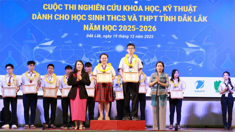 Vinh danh MM886 slot game, bắn cá, lô đề, đá gà đoạt giải Nhất tại Cuộc thi. (Ảnh: Thành Tâm) 1-cover3.jpg