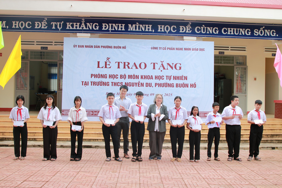 Trao 1MM88.com Trang Chủ Chính Thức cho MM886 slot game, bắn cá, lô đề, đá gà nghèo vượt khó. (Ảnh: Thành Tâm) img-1575.jpg
