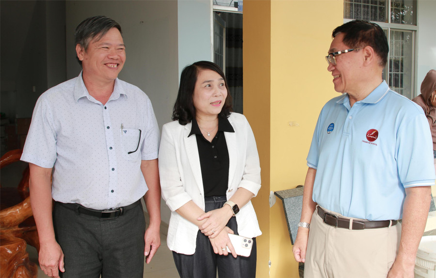 Phó Giám đốc Sở GD&ĐT Đắk Lắk Võ Thị Minh Duyên trao đổi với NGƯT Trần Đức Huyên và Phó Chủ tịch UBND xã Phú Hòa 2 về hỗ trợ các trường khắc phục hậu quả bão lũ, ổn định dạy học. (Ảnh: TT) img-7880.jpg