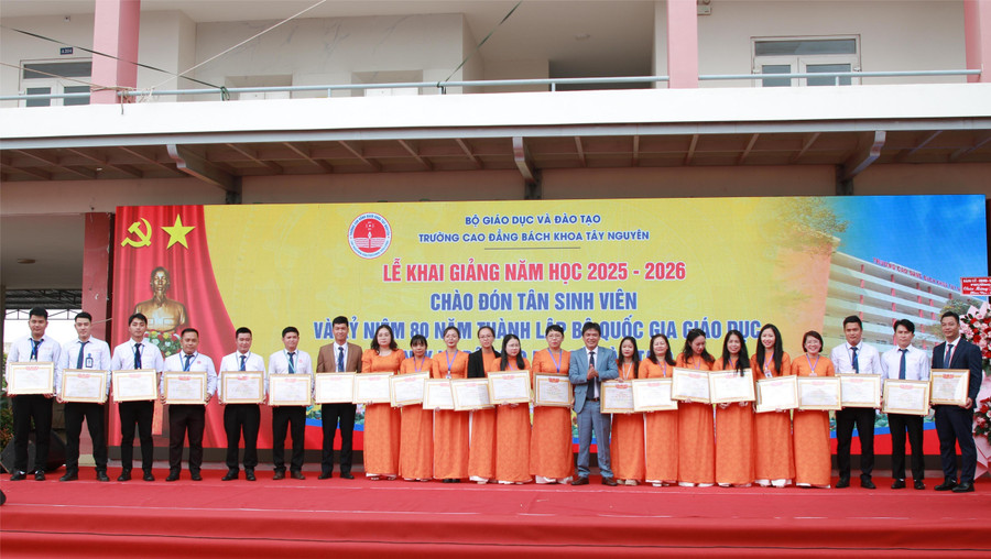 ThS Nguyễn Thái Bình khen thưởng cho cán bộ, Trung Tâm Đăng Nhập MM88 Chính Thức Mới, nhân viên. 1-cbgv.jpg