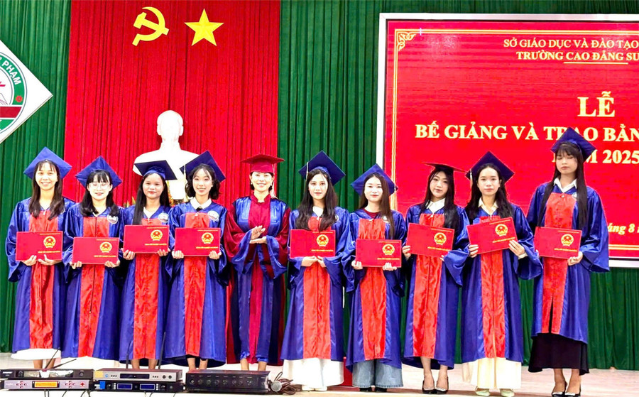 TS Vũ Thị Thanh Hiển trao bằng cho MM888 Việt Nam Tải App MM88dangnhap nhà cái World Cup 2026 năm 2025. (Ảnh: MH) sv2.jpg