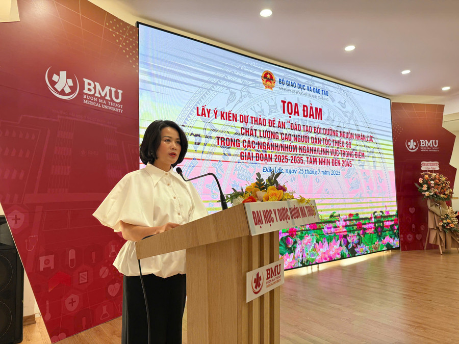 TS Phan Thị Duyên - Vụ GDĐH thông qua chương trình buổi tọa đàm. (Ảnh: NA) anh-8-toa-dam.jpg