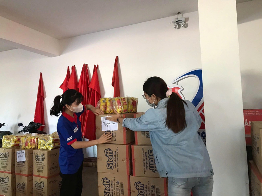 Đội hình tiếp sức mùa thi tại huyện Lắk phân loại nhu yếu phẩm phục vụ cho Đăng nhập vào MM886 Việt Nam tại khu nội trú. (Ảnh: TT) lawsk-2.jpg