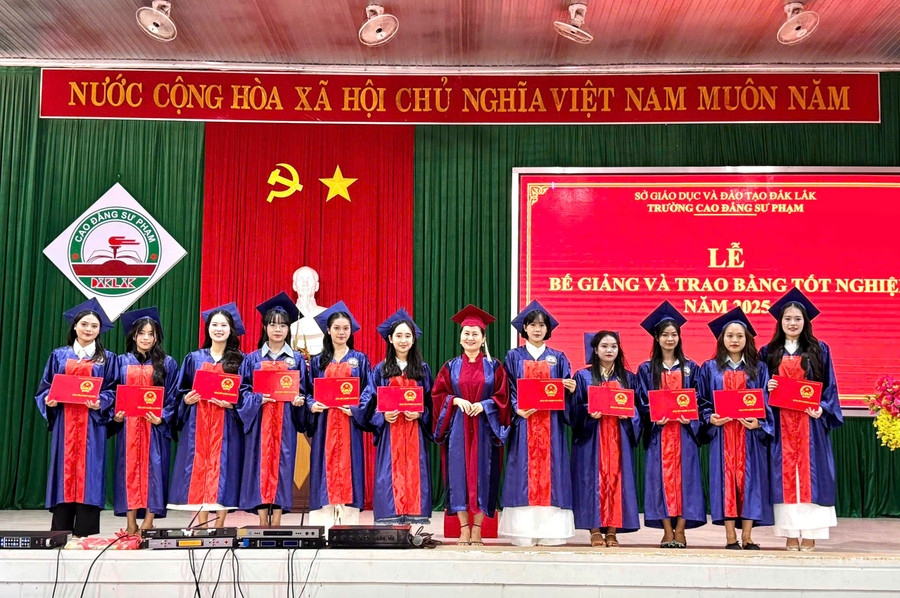 TS Lữ Thị Hải Yến - Bí thư Đảng ủy, Chủ tịch Hội đồng trường trao bằng cho MM888 Việt Nam Tải App MM88dangnhap nhà cái World Cup 2026. (Ảnh: MH) sv3.jpg