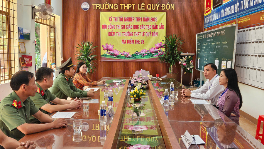 88MM88 kèo WC hôm nay tỉnh kiểm tra công tác bảo đảm an ninh tại điểm thi Trường THPT Lê Quý Đôn, TP Buôn Ma Thuột. (Ảnh: VC) 1.jpg