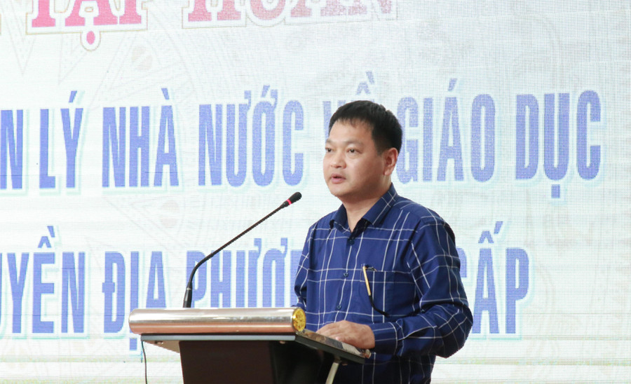 Ông Trịnh Công Sáu - Trưởng phòng KHTC, Sở GD&ĐT trao đổi các vấn đề liên quan công tác cơ sở vật chất, thiết bị dạy học. (Ảnh: Thành Tâm) 1-a-sau.jpg