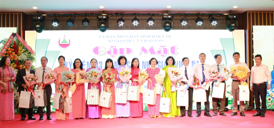 Lãnh đạo tỉnh Đắk Lắk tặng hoa chúc mừng các Nhà giáo Ưu tú. (Ảnh: TT) img-5985.jpg