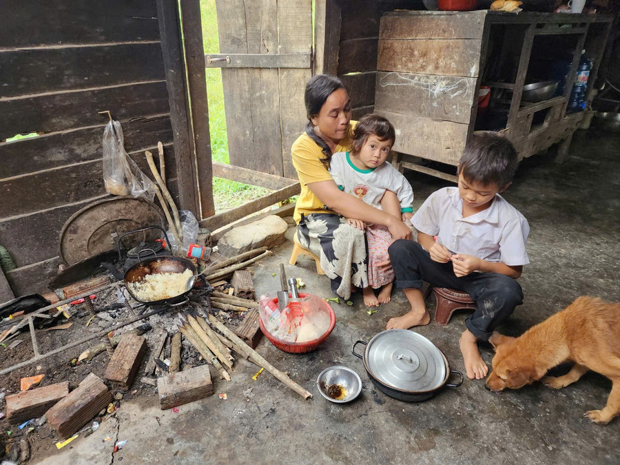 Không biết chữ khiến chị H' Loan ở buôn Ea Rớt chỉ biết đi làm thuê để sống qua ngày. (Ảnh: TT) mu-chu.jpg