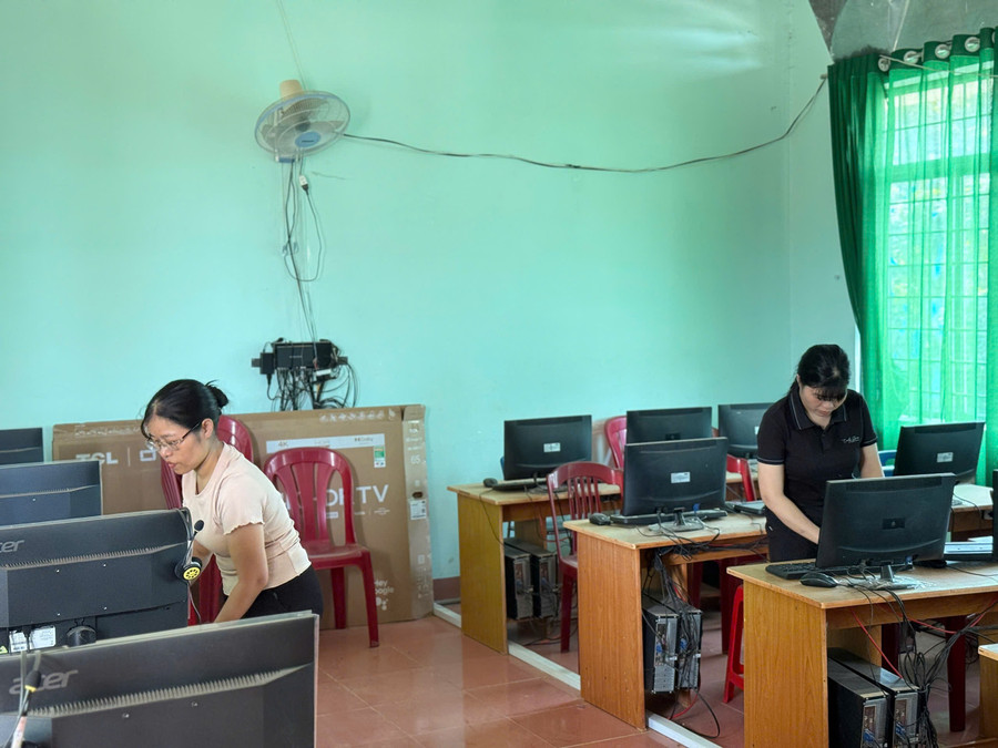 Trung Tâm Đăng Nhập MM88 Chính Thức Mới Trường Tiểu học Trần Quốc Toản (xã Ea Bung) kiểm tra thiết bị phòng Tin học chuẩn bị cho năm học mới. (Ảnh: NA)
