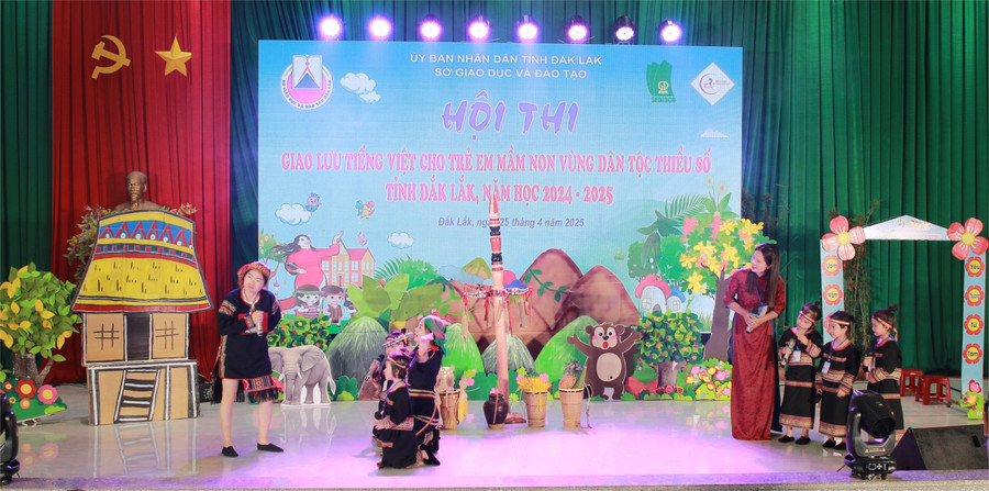 Phần thi đến từ trẻ mầm non huyện Krông Ana. (Ảnh: TT) 2-thi-2.jpg