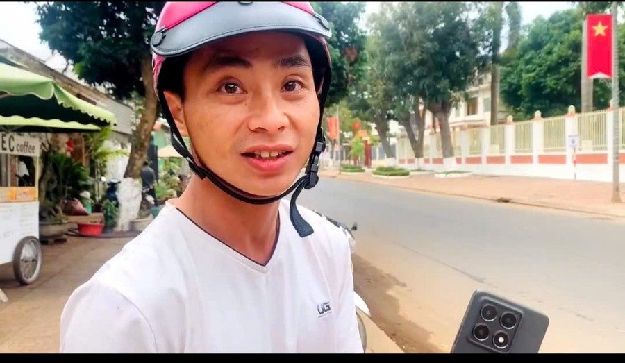 Anh Hưng vui mừng khi nhận lại chiếc điện thoại. (Ảnh: TT) a-lam.jpg