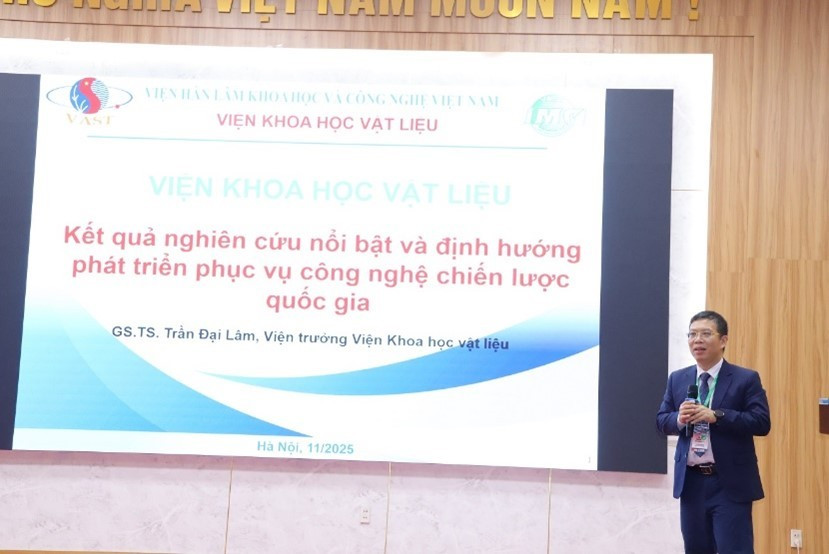 GS.TS Trần Đại Lâm - Viện trưởng Viện Khoa học vật liệu, Viện Hàn lâm Khoa học và Công nghệ Việt Nam trình bày tham luận tại Hội nghị. (Ảnh: TN) hthao2.jpg