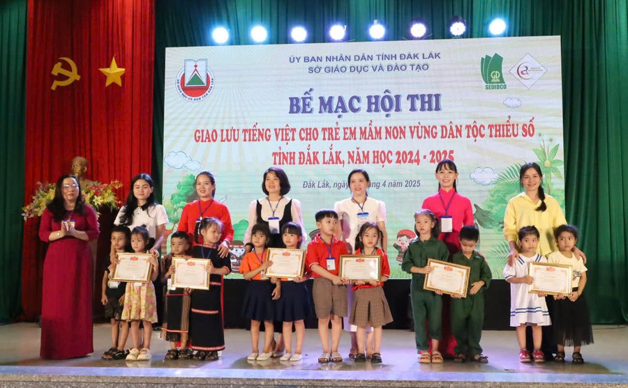 Ban tổ chức trao Giấy khen cho các đội thi. (Ảnh: TT) 1-gk.jpg