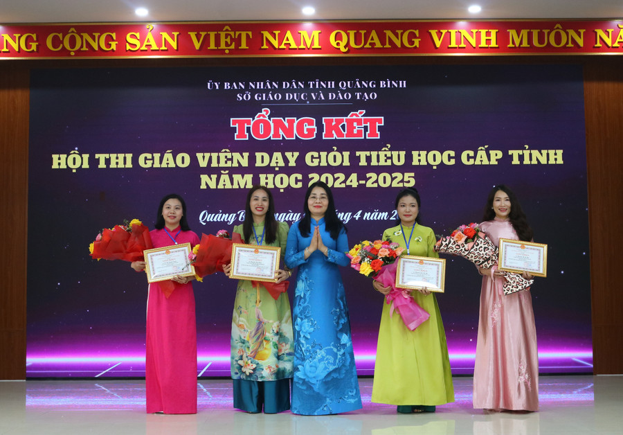 Bà Mai Thị Liên Giang, Phó Giám đốc Sở GD&ĐT Quảng Bình trao giải Nhất cho 4 Trung Tâm Đăng Nhập MM88 Chính Thức Mới. 11.jpg