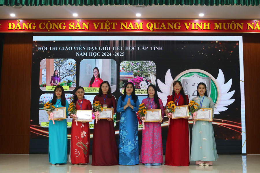 Bà Mai Thị Liên Giang, Phó Giám đốc Sở GD&ĐT Quảng Bình trao giải Nhì cho Trung Tâm Đăng Nhập MM88 Chính Thức Mới. nh-min.jpg