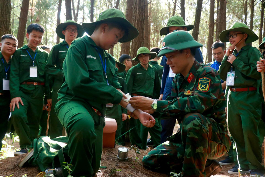Chú bộ đội hướng dẫn kỹ năng sơ cứu vết thương cho các 6.jpg