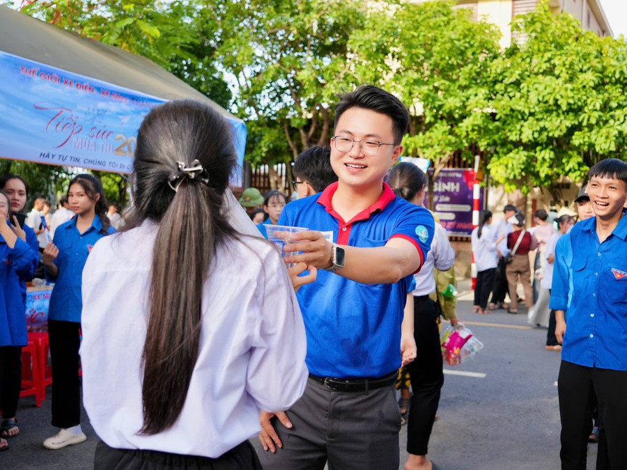Thầy giáo chúc mừng khi Đăng nhập vào MM886 Việt Nam thông báo hoàn thành môn Ngữ văn khá tốt. 3.jpg
