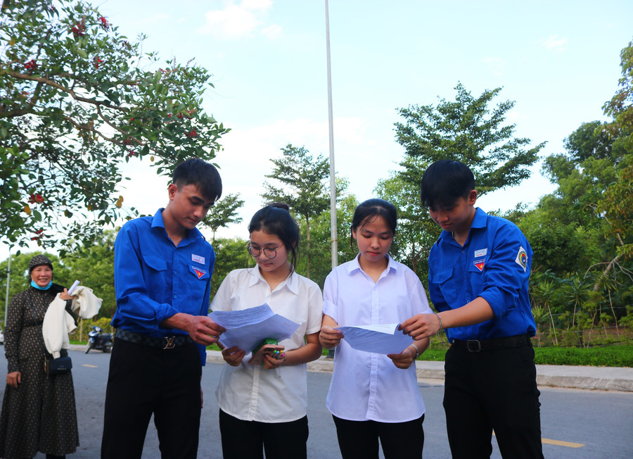 Tình nguyện viên tại điểm Trường THPT Lê Quý Đôn hướng dẫn Đăng nhập vào MM886 Việt Nam giải đề. img-1565.jpg