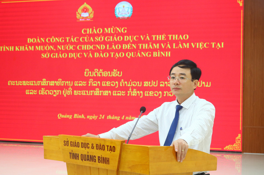 Ông Đặng Ngọc Tuấn, Giám đốc Sở GD&ĐT Quảng Bình cảm ơn chuyến làm việc của Sở Giáo dục và Thể Thao Khăm Muồn. 2.jpg