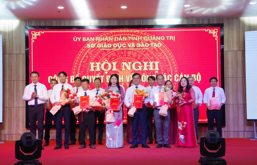 Công tác tổ chức cán bộ đợt này hướng nhằm giúp các đơn vị ổn định công tác giáo dục. 1.jpg