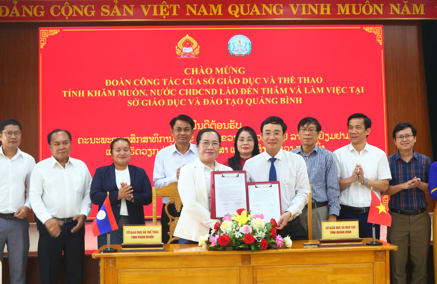Lãnh đạo Sở GD&ĐT Quảng Bình và Sở Giáo dục và Thể thao tỉnh Khăm Muồn ký kết biên bản làm việc. 4.jpg