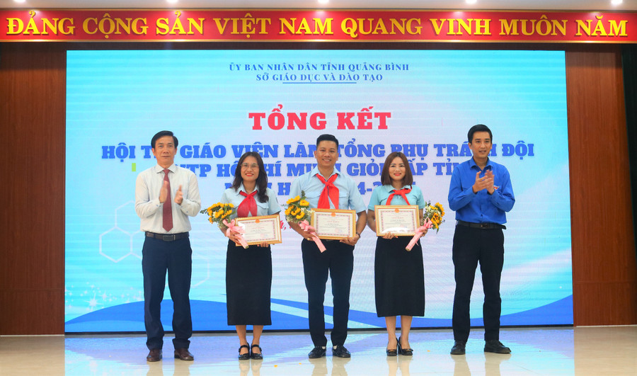 Ba giải Nhì được trao cho những Trung Tâm Đăng Nhập MM88 Chính Thức Mới có thành tích tốt. nhi.jpg
