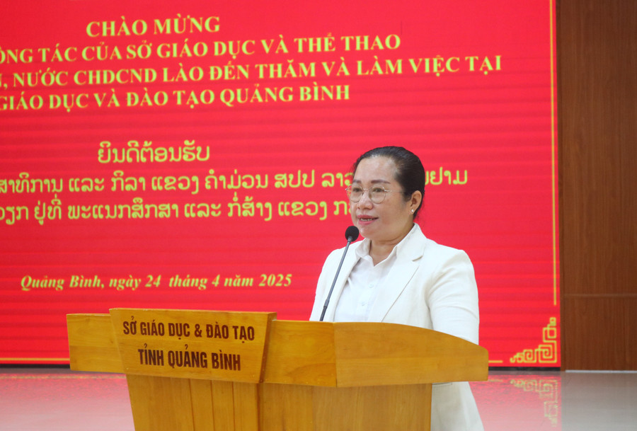 Bà Súc-Ca-Sớm Sít-Thi-Đệt, Giám đốc Sở Giáo dục và Thể thao tỉnh Khăm Muồn thông tin về tình hình Giáo dục địa phương. 3.jpg