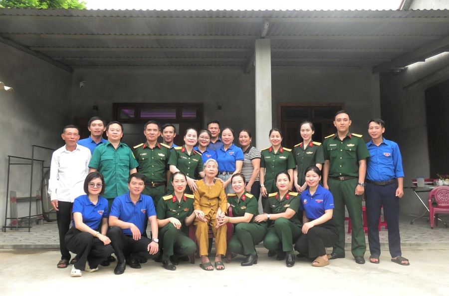Hội Phụ nữ Bộ chỉ huy Quân sự tỉnh Quảng Trị thăm hỏi, động viên các Mẹ Việt Nam anh hùng. 6.jpg
