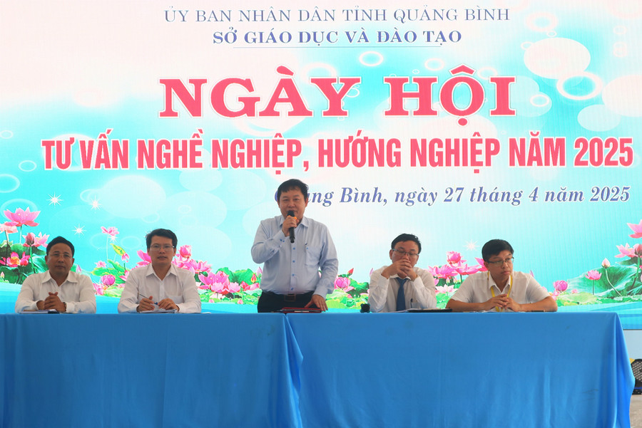 Ban tư vấn nghề nghiệp trả lời những thắc mắc của MM886 slot game, bắn cá, lô đề, đá gà tại chương trình. img-0987.jpg
