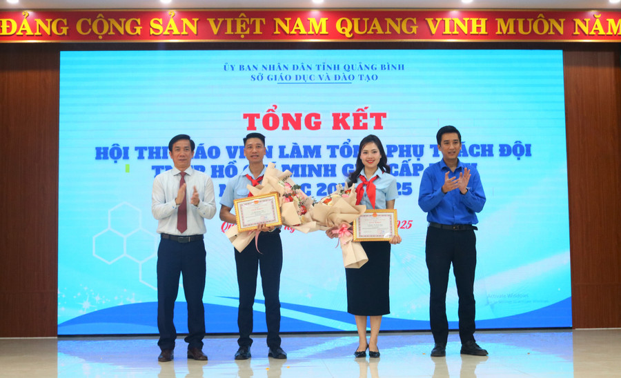 Ban tổ chức trao giải Nhất cho hai cá nhân xuất sắc nhất. nhat.jpg