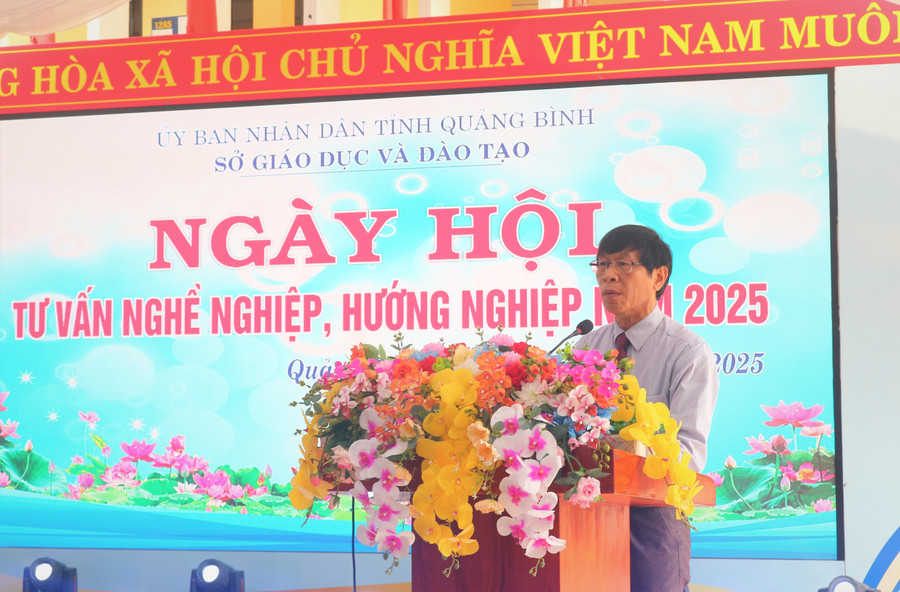 Ông Hồ Giang Long, Phó Giám đốc Sở GD&ĐT Quảng Bình phát biểu khai mạc Ngày hội. 3.jpg