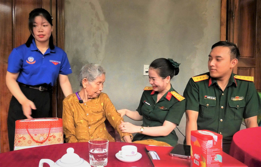 Mẹ Việt Nam anh hùng Đỗ Thị Điểm có 2 người con trai là liệt sĩ. 10.jpg