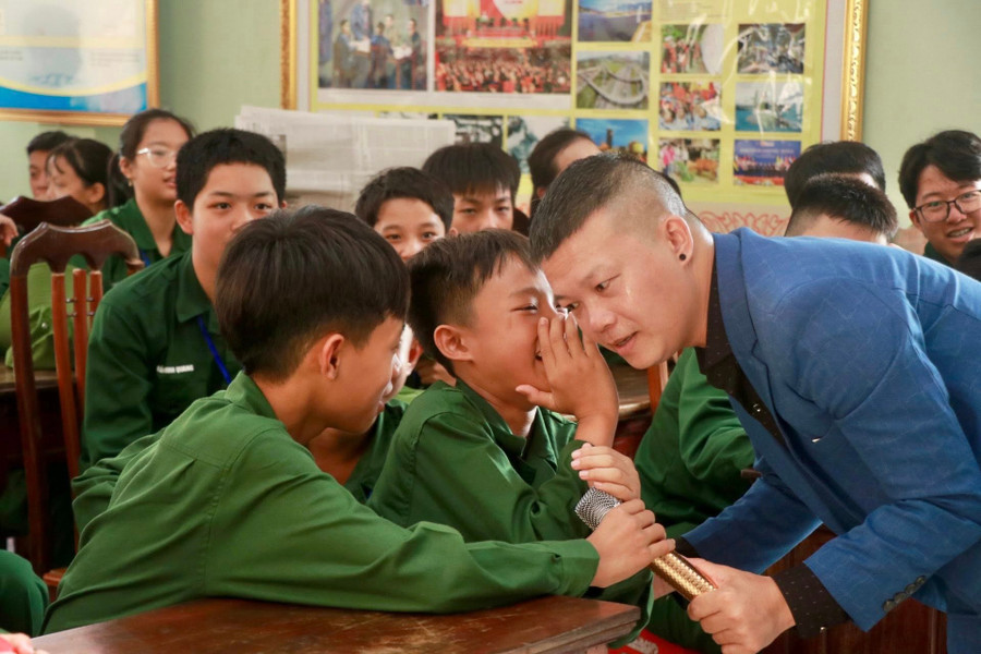 Các em tham gia lớp học kỹ năng do TS Nguyễn Anh Dân giảng dạy với chủ đề 4.jpg