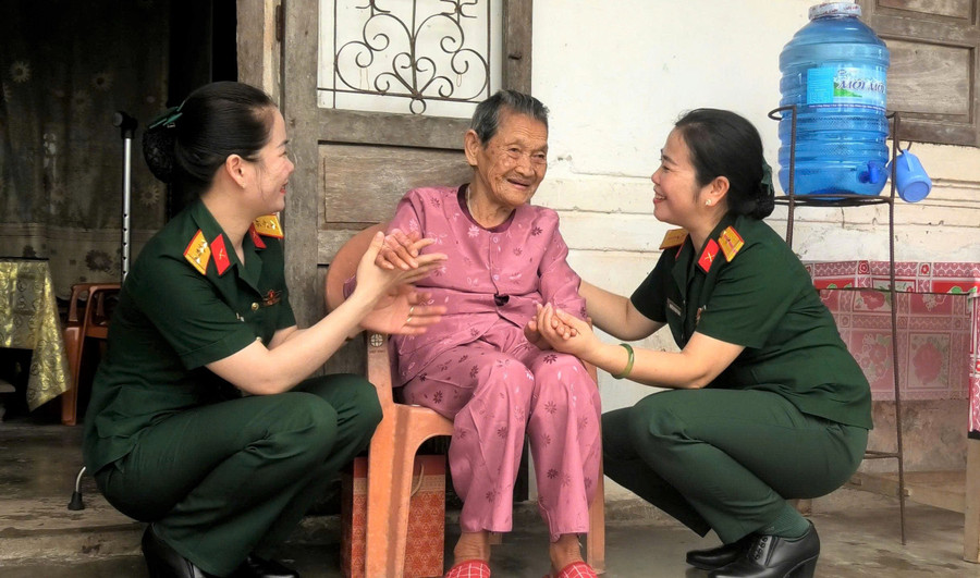 Mẹ Quyên có chồng và con trai là liệt sĩ. 9.jpg
