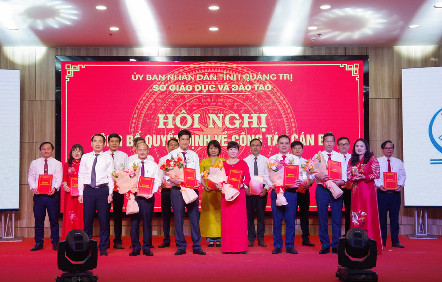 Các hiệu trưởng, hiệu phó nhận quyết định điều động, bổ nhiệm chiều nay. 3.jpg