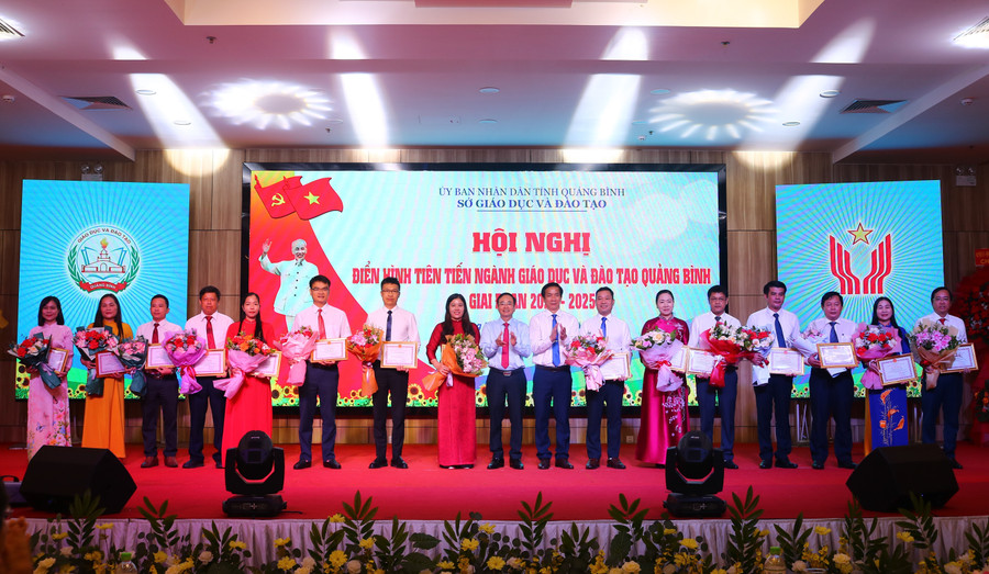 Lãnh đạo Sở GD&ĐT tặng giấy khen cho những cá nhân đạt thành tích nổi bật. 5.jpg