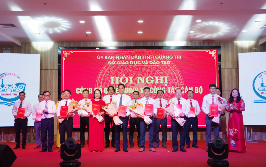 Lãnh đạo Sở GD&ĐT tỉnh Quảng Trị trao quyết định bổ nhiệm cán bộ. 5.jpg