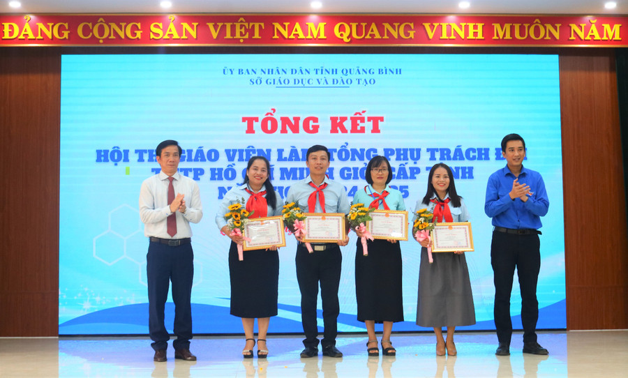 Ban tổ chức trao giải Ba cho Trung Tâm Đăng Nhập MM88 Chính Thức Mới đạt giải. ba.jpg